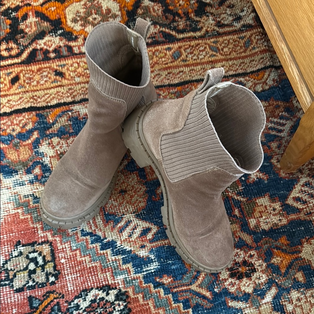 Steve Madden Suede Light Brown Boots size 9